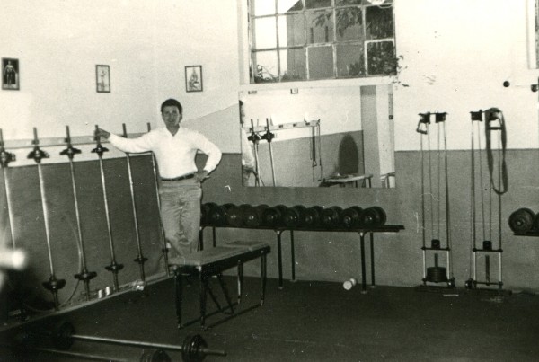 Herr der Hanteln: Harry Gelbfarb im ersten Bodybuilding-Studio Deutschlands. (Foto: Nanchlass Gelbfarb)