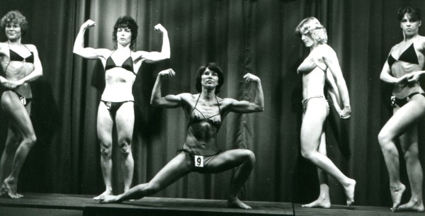 Die Teilnehmer des ersten deutschenFrauen-Bodybuilding-Wettkampfs beim Posen (Foto: Nachlass Harry Gelbfarb)